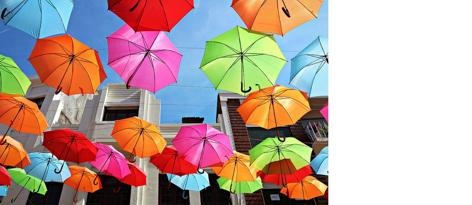 Farbenfrohes Regenschirmfest