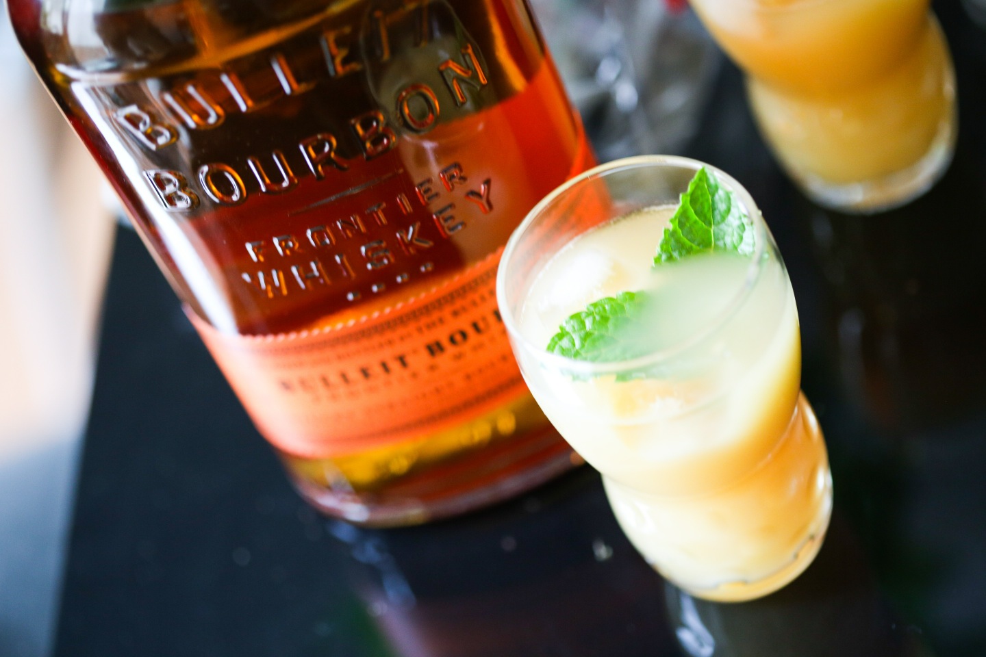 Apfel-Minz-Julep Cocktail mit Bulleit Bourbon - SMOKEY CATS Magazine ...